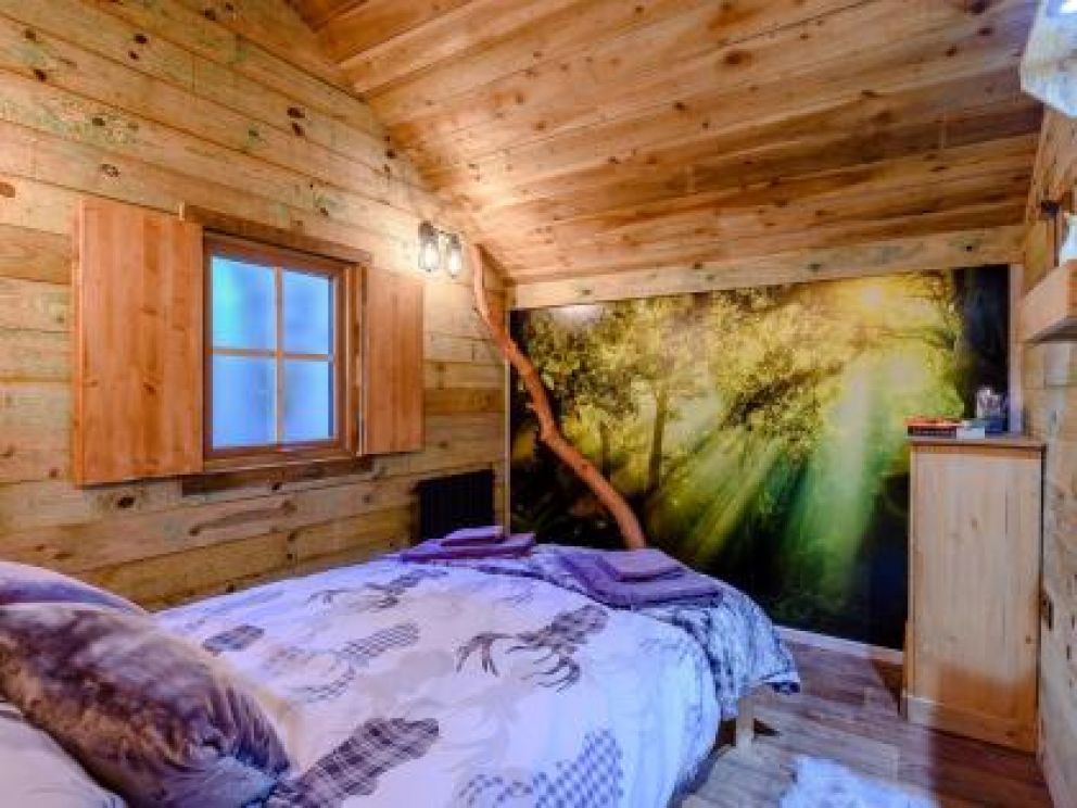 New Forest Retreat in Christchurch for rent - pet friendly with hot tub