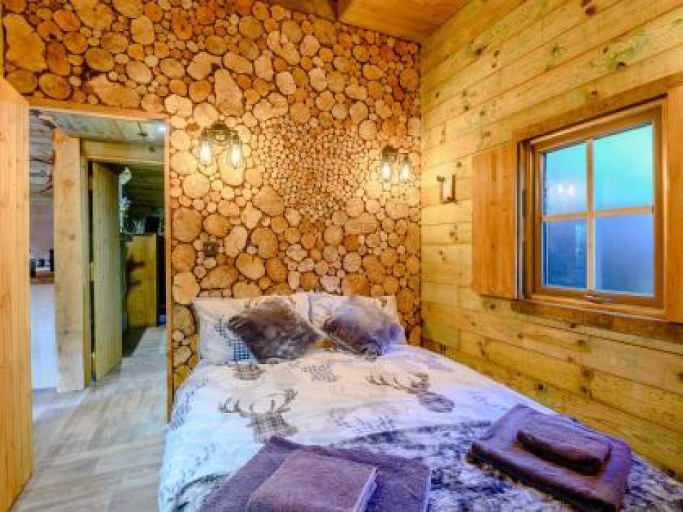 New Forest Retreat in Christchurch for rent - pet friendly with hot tub