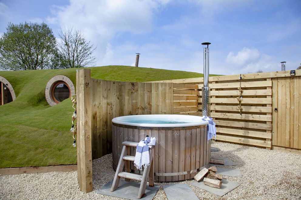 Quackers Hobbit House private hot tub