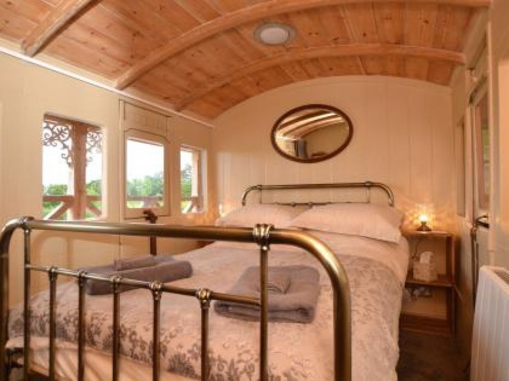 Railway Carriage Cabin in Longdown, Exeter - renovated railway carriage for rent in the countryside