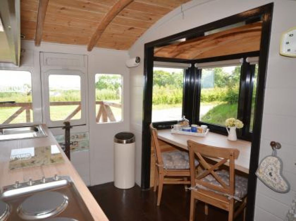 Railway Carriage Cabin in Longdown, Exeter - renovated railway carriage for rent in the countryside