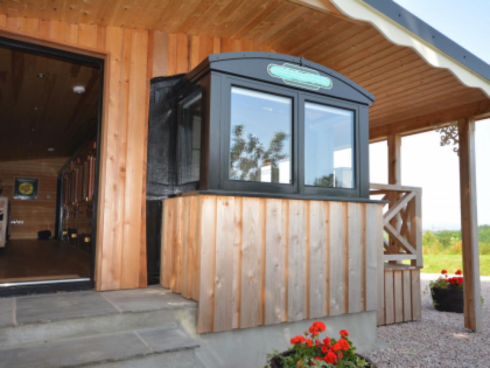 Railway Carriage Cabin in Longdown, Exeter - renovated railway carriage for rent in the countryside