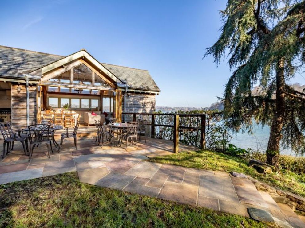 River Dart Lodge in Dartmouth for rent - enjoy alfresco dining