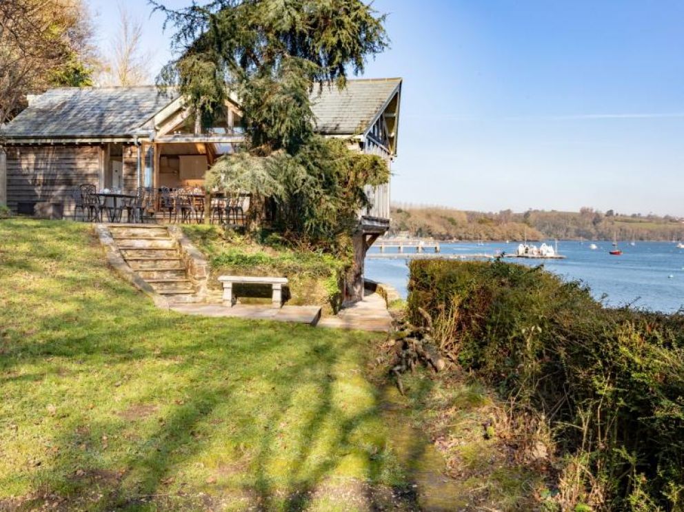 River Dart Lodge in Dartmouth for rent - situated on the rivers edge