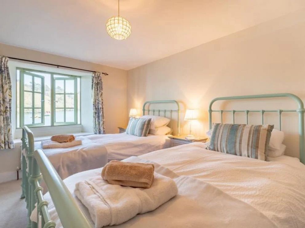 River Dart Lodge in Dartmouth for rent - enjoy a comfy nights sleep and wake up to beautiful views