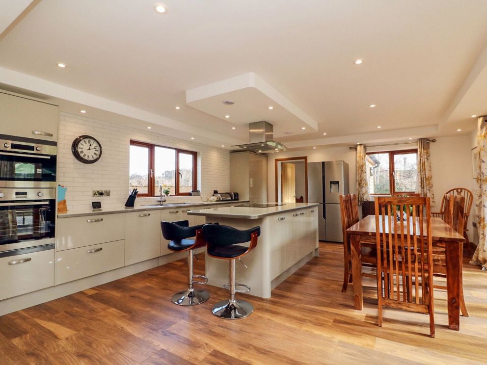 Riverside Lodge in Somerset, pet friendly lodge for rent