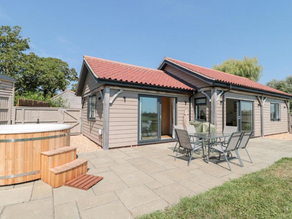 Robins Corner, Weston-super-Mare, Somerset - holiday lodge with woodfired hot tub, close to the sea