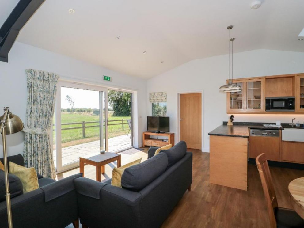 Robins Corner, Weston-super-Mare, Somerset - holiday lodge with woodfired hot tub, close to the sea