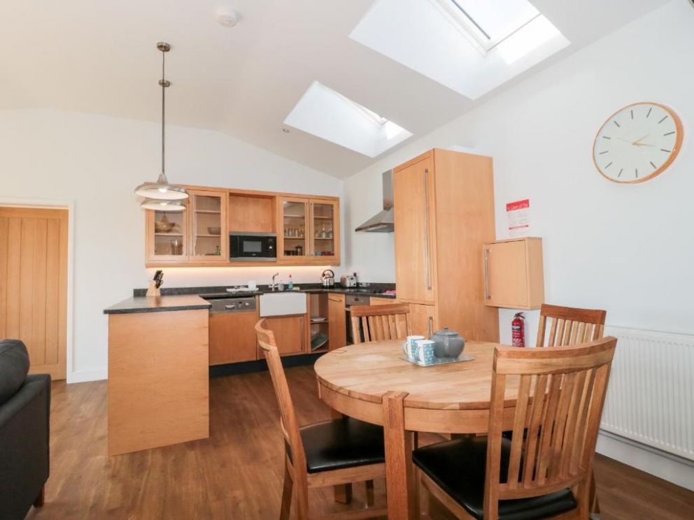 Robins Corner, Weston-super-Mare, Somerset - holiday lodge with woodfired hot tub, close to the sea