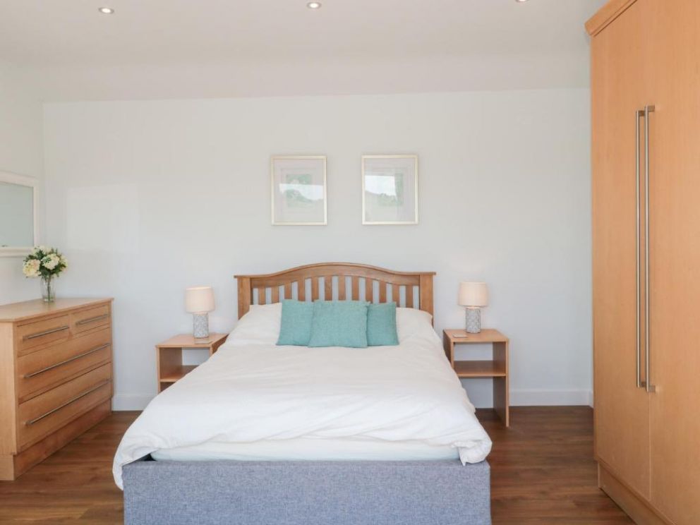 Robins Corner, Weston-super-Mare, Somerset - holiday lodge with woodfired hot tub, close to the sea