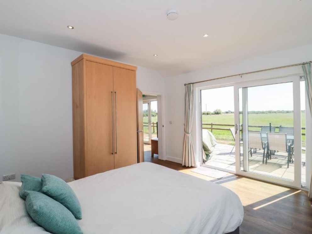 Robins Corner, Weston-super-Mare, Somerset - holiday lodge with woodfired hot tub, close to the sea