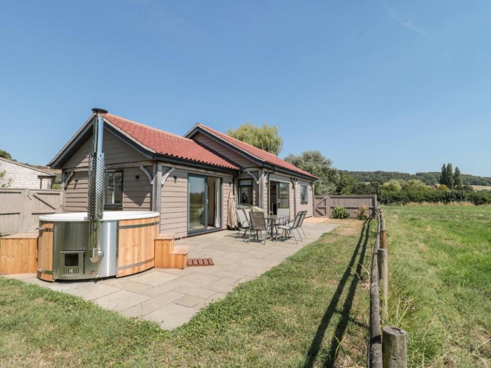 Robins Corner, Weston-super-Mare, Somerset - holiday lodge with woodfired hot tub, close to the sea