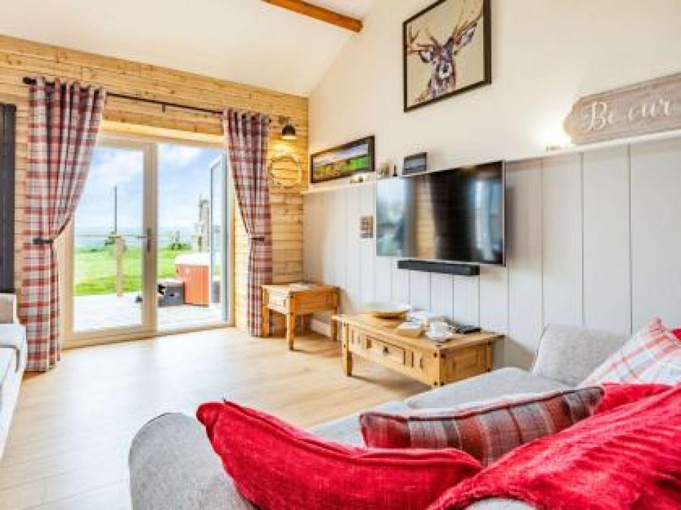 Saxon Maybank Retreat, Bradford Abbas, Sherborne - lodge with hot tub in Dorset