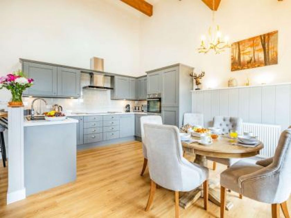 Saxon Maybank Retreat, Bradford Abbas, Sherborne - lodge with hot tub in Dorset