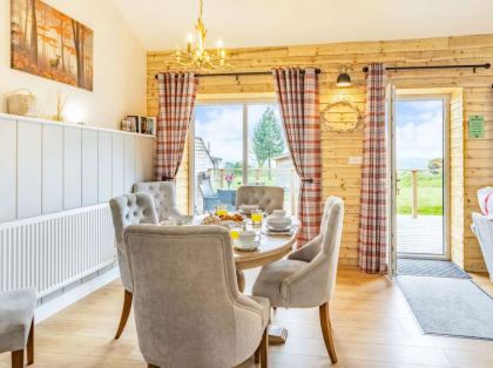 Saxon Maybank Retreat, Bradford Abbas, Sherborne - lodge with hot tub in Dorset