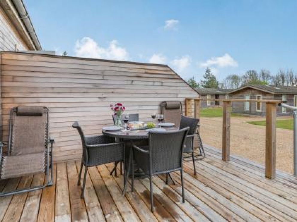 Saxon Maybank Retreat, Bradford Abbas, Sherborne - lodge with hot tub in Dorset