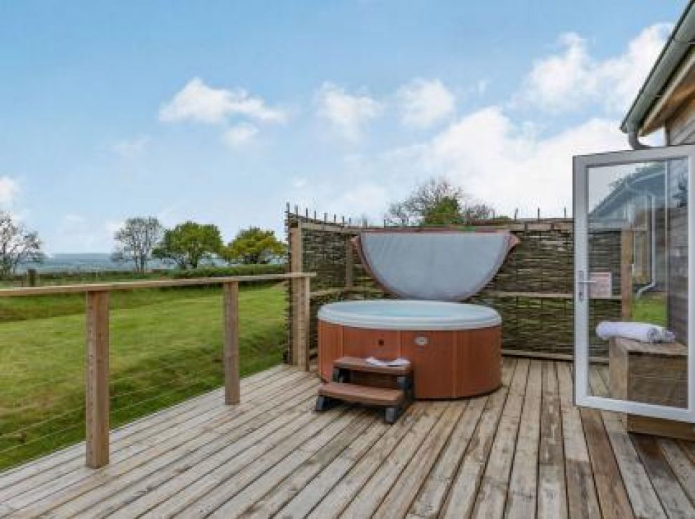 Saxon Maybank Retreat, Bradford Abbas, Sherborne - lodge with hot tub in Dorset