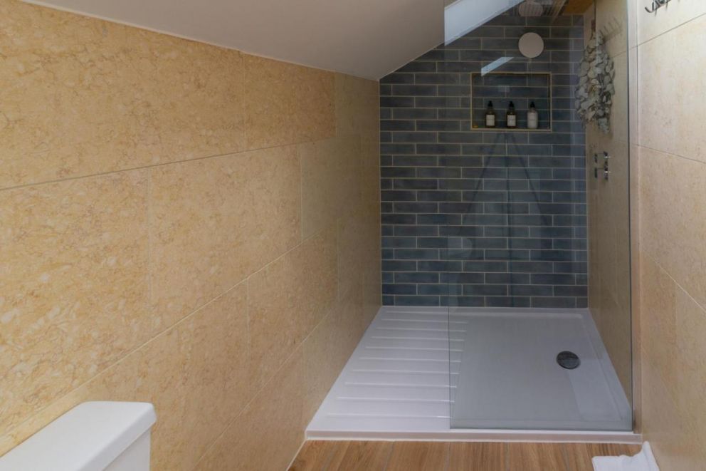 Scandi-luxe Studio, with wood fired hot tub. Adults only. Somerset