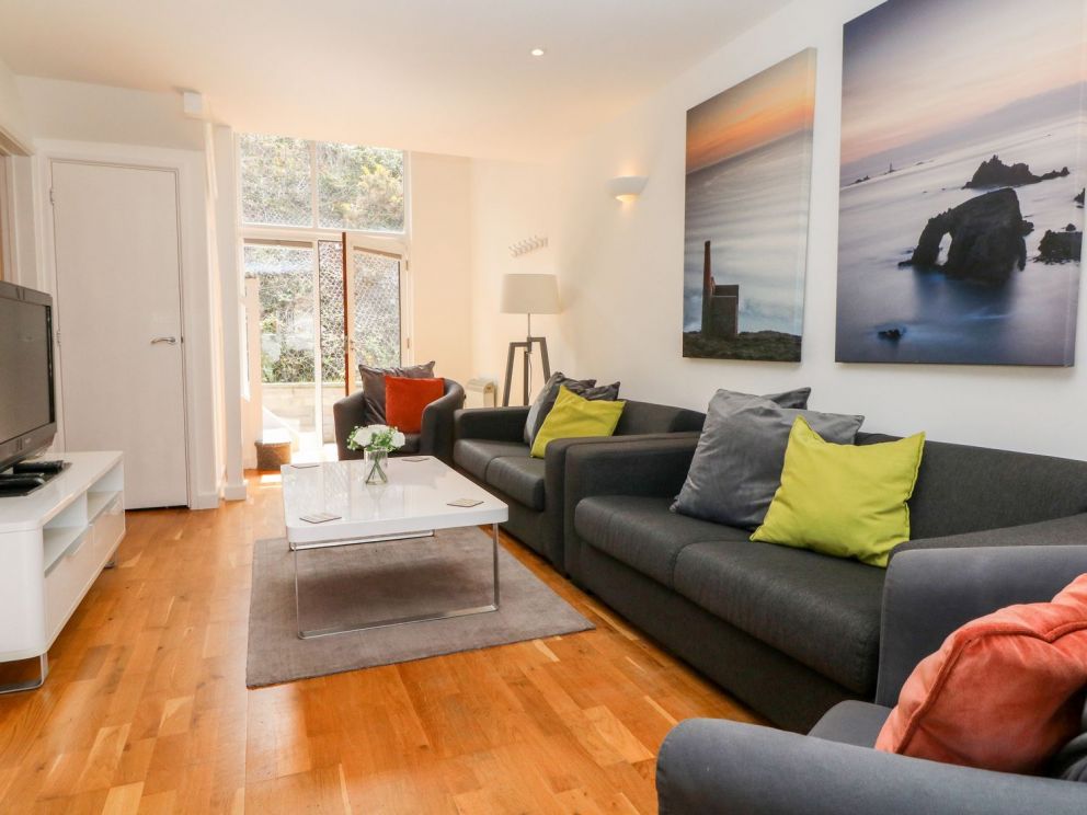 Sea Breeze 17 Gannel, Porthtowan - to rent near the beach