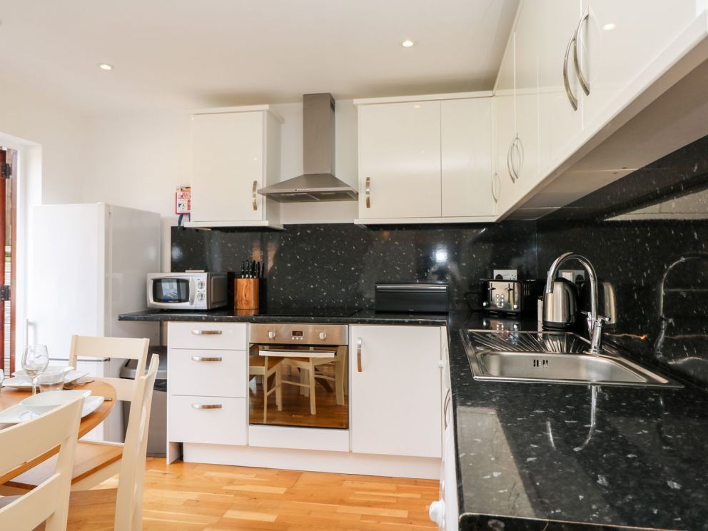 Sea Breeze 17 Gannel, Porthtowan - to rent near the beach