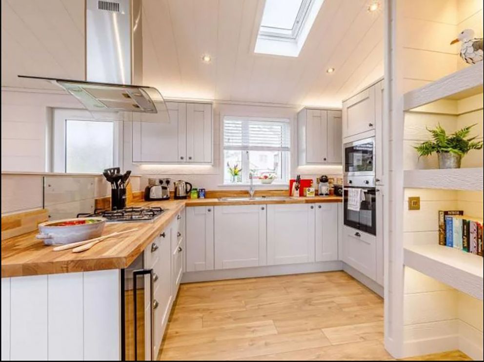 Pet friendly lodge by the sea in Somerset