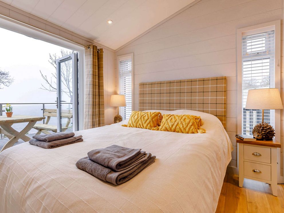 Pet friendly lodge by the sea in Somerset