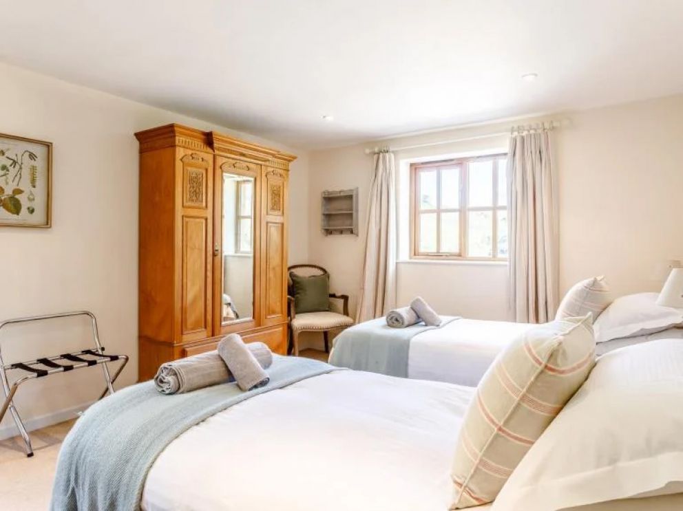 Lodge in Dorchester for rent in rural setting and fishing