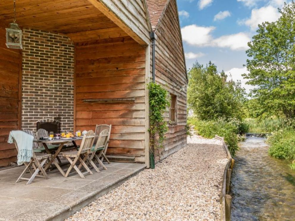 Lodge in Dorchester for rent in rural setting and fishing