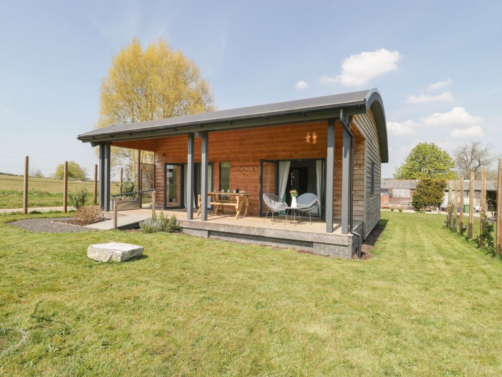 Stickleball Farm in West Pennard, Glastonbury - for rent in rural location with fishing lake