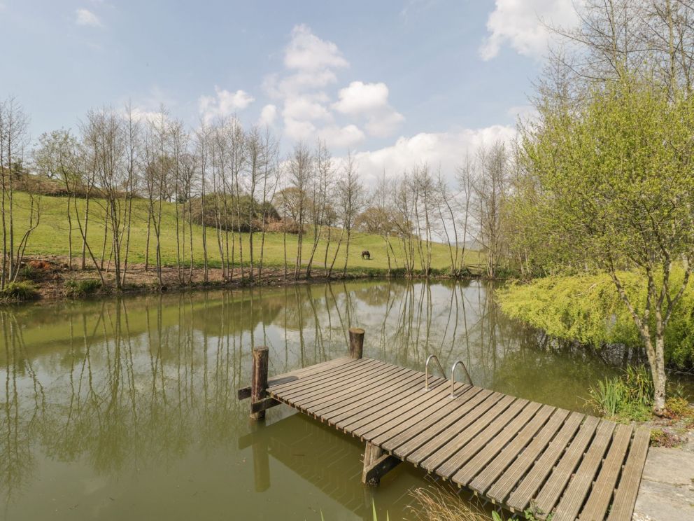 Stickleball Farm in West Pennard, Glastonbury - for rent in rural location with fishing lake