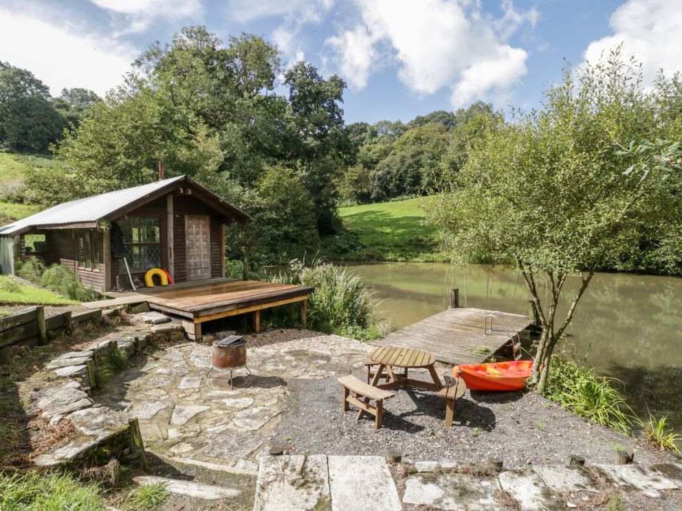 Stickleball Farm in West Pennard, Glastonbury - for rent in rural location with fishing lake