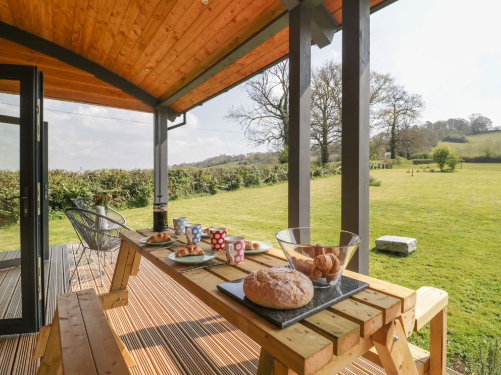 Stickleball Farm in West Pennard, Glastonbury - for rent in rural location with fishing lake