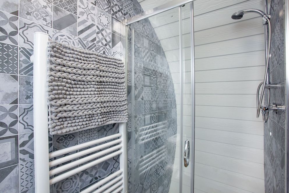 The Charm Inn Hobbit House en-suite shower