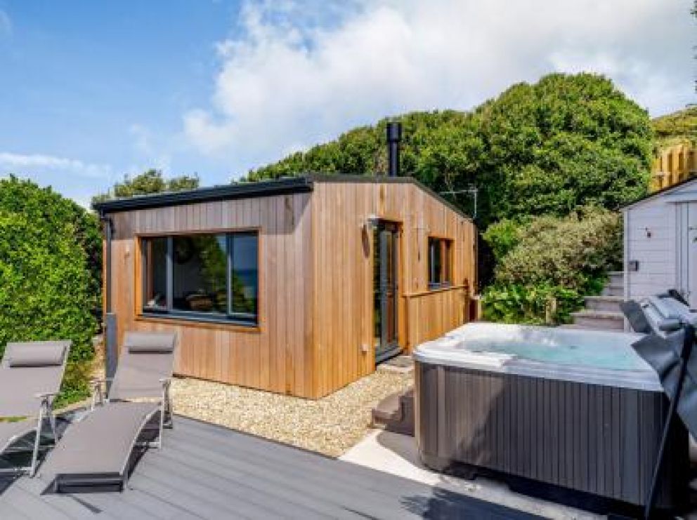 The Dell at Whitsand Bay - for rent with hot tub and wood burner