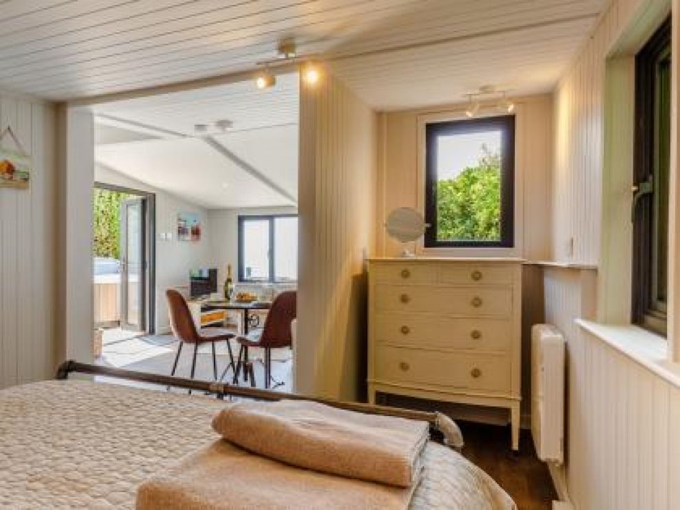 The Dell at Whitsand Bay - for rent with hot tub and wood burner