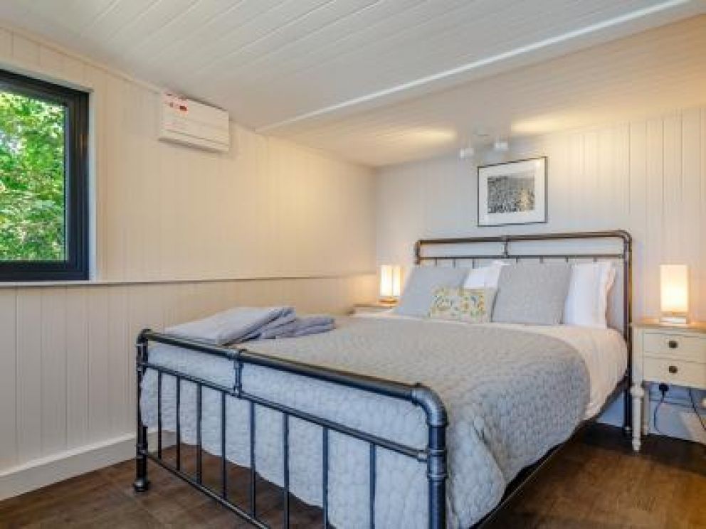 The Dell at Whitsand Bay - for rent with hot tub and wood burner