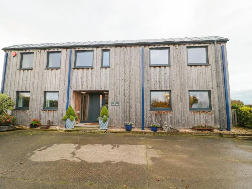 The Dutch Barn, Somerset - lodge for groups of 10, with hot tub and wood burning stove