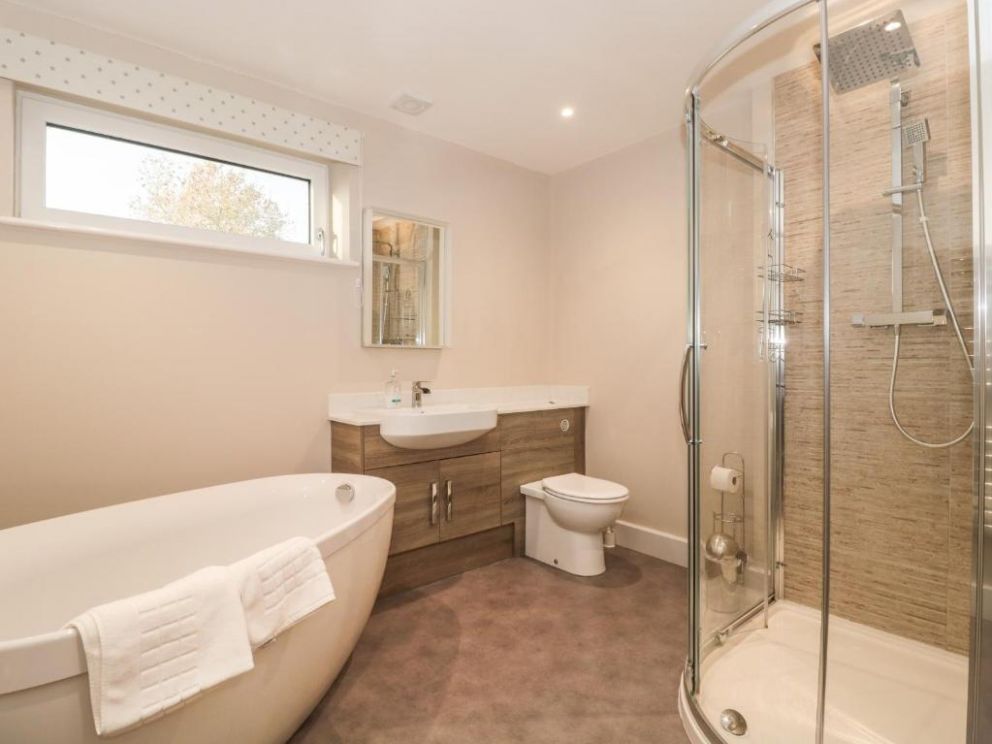 The Dutch Barn, Somerset - lodge for groups of 10, with hot tub and wood burning stove