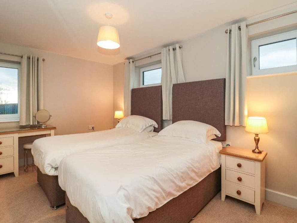 The Dutch Barn, Somerset - lodge for groups of 10, with hot tub and wood burning stove