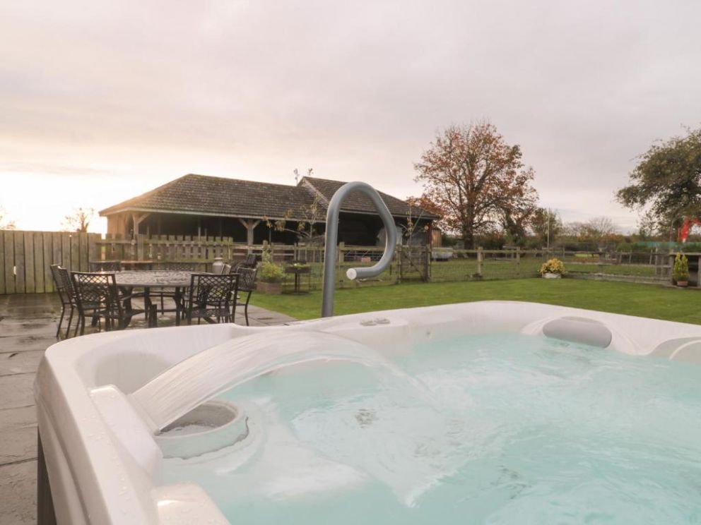 The Dutch Barn, Somerset - lodge for groups of 10, with hot tub and wood burning stove