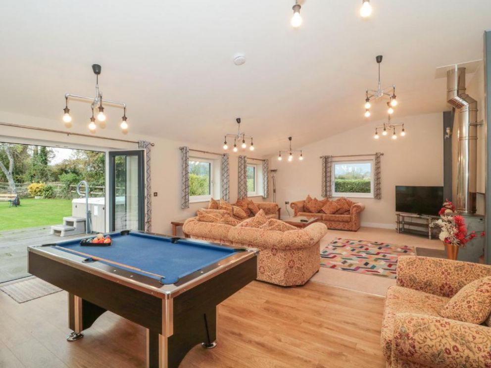 The Dutch Barn, Somerset - lodge for groups of 10, with hot tub and wood burning stove
