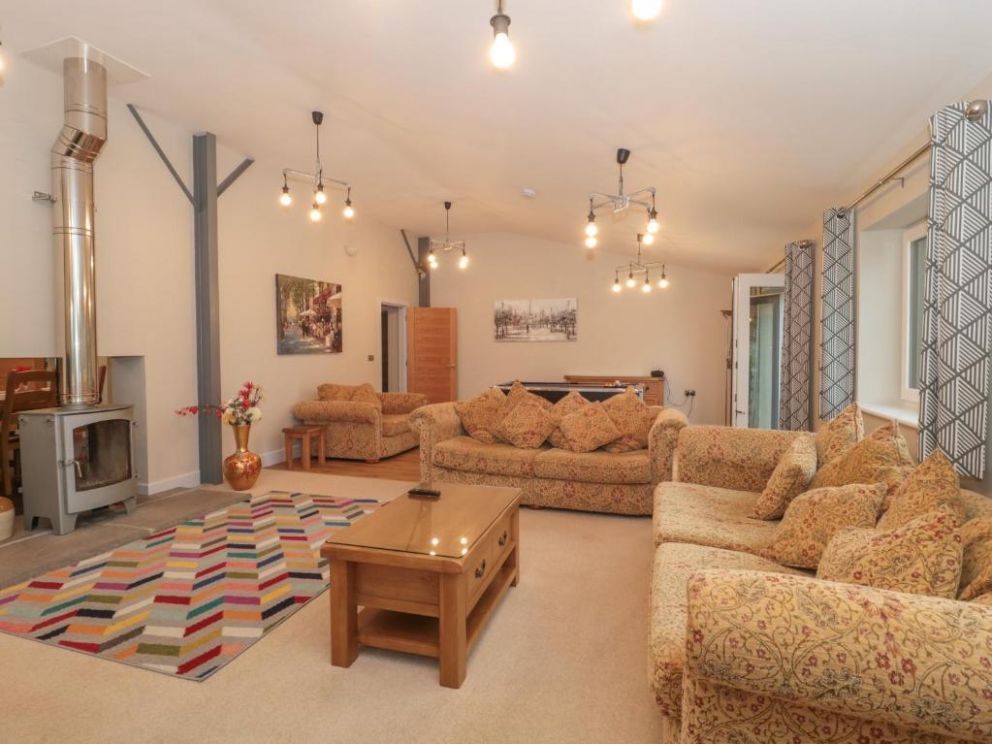 The Dutch Barn, Somerset - lodge for groups of 10, with hot tub and wood burning stove