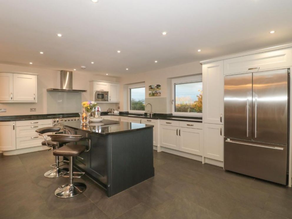 The Dutch Barn, Somerset - lodge for groups of 10, with hot tub and wood burning stove