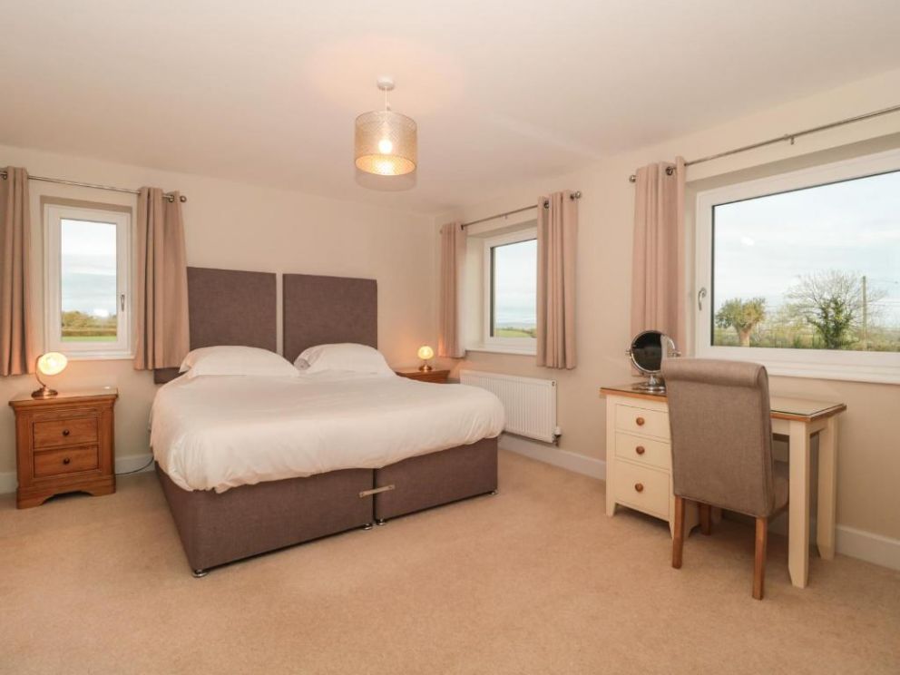 The Dutch Barn, Somerset - lodge for groups of 10, with hot tub and wood burning stove