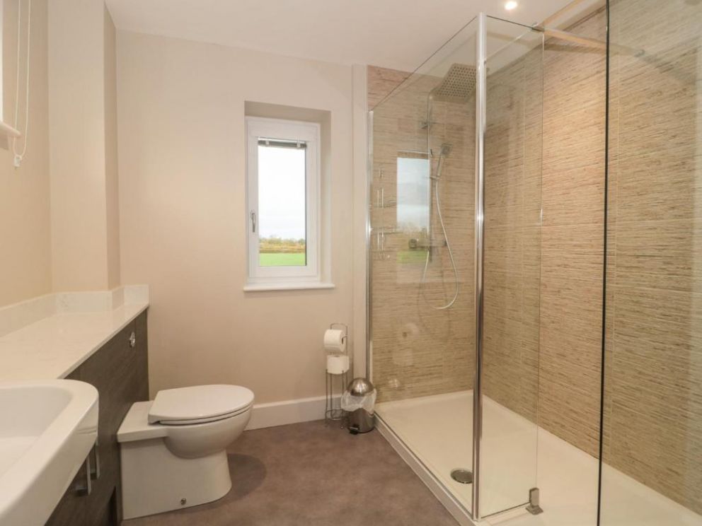 The Dutch Barn, Somerset - lodge for groups of 10, with hot tub and wood burning stove