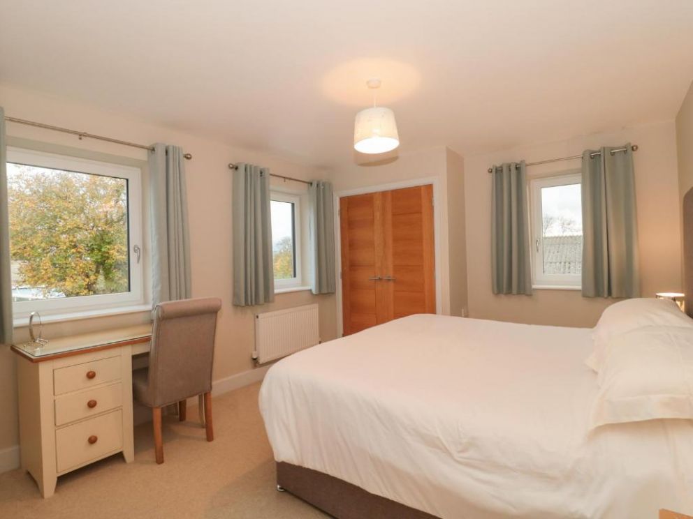 The Dutch Barn, Somerset - lodge for groups of 10, with hot tub and wood burning stove