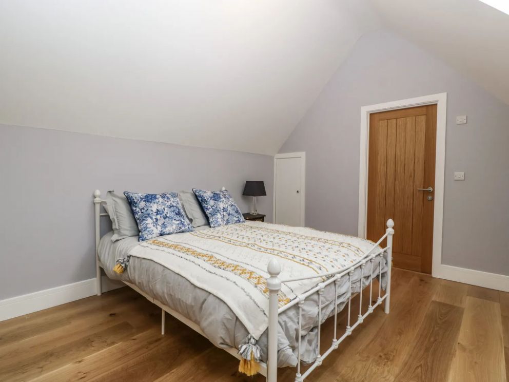 The Gully in Hummer, Sherborne, Dorset - for rent, pet friendly, with hot tub, wood burner and games room