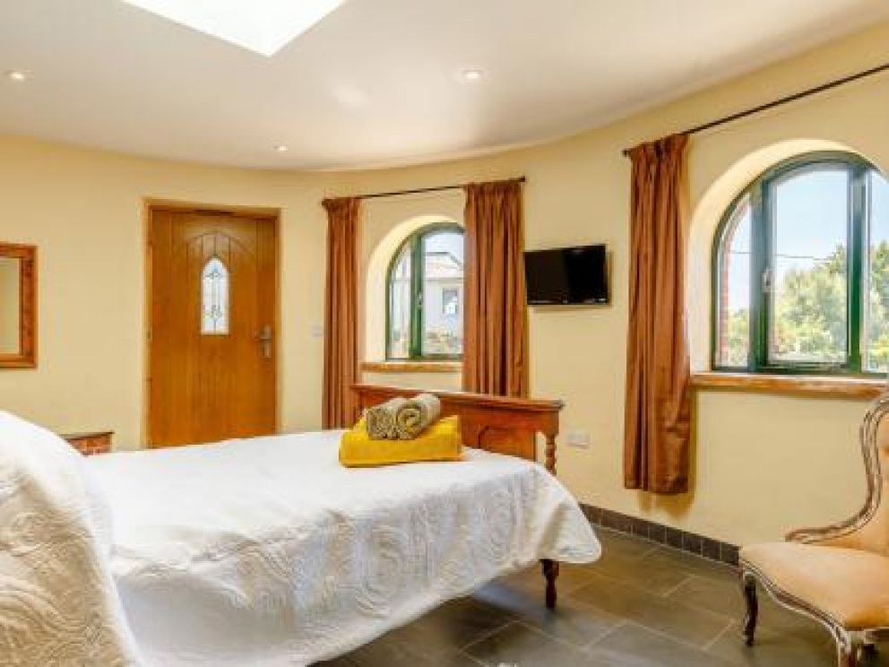 The Hobbit Hole in Westward Ho! for rent in Devon - with hot tub and wood burner