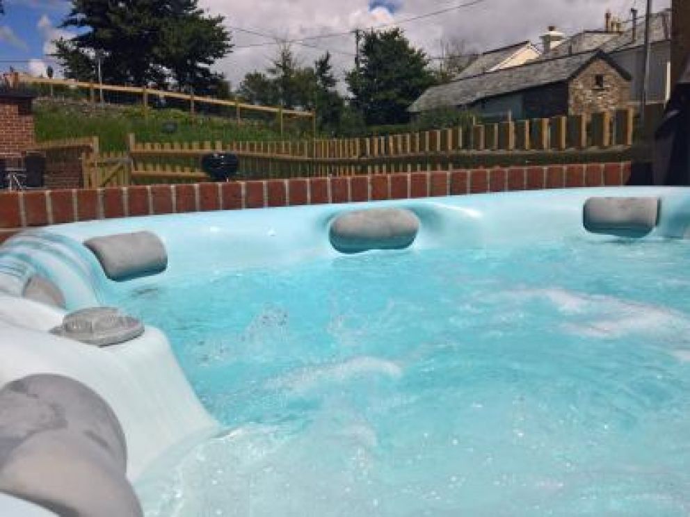 The Hobbit Hole in Westward Ho! for rent in Devon - with hot tub and wood burner