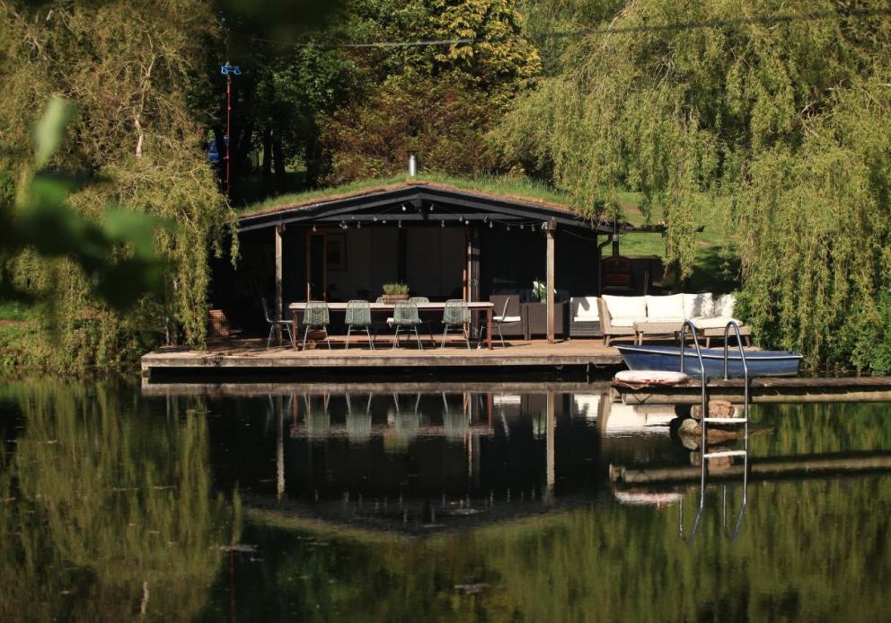 The Lakehouse Langford Barton, Ugborough, Devon - lakeside, pet friendly, lodge for rent with hot tub, swimming outdoors, pizza oven, bbq and wood burner